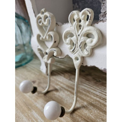 Béžový antik nástěnný háček s ornamentem a porcelánovou knopkou - 6*5*16cm