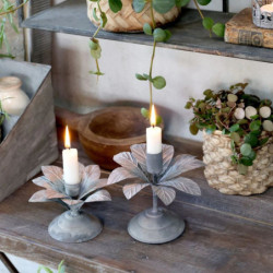 Zinkový antik kovový svícen na úzkou svíčku s květem Flower - Ø 12*9 cm