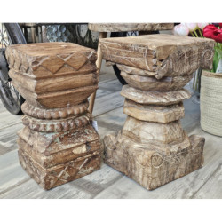 Hnědý dřevěný podstavec / stůl s řezbou Grimaud Unit - 25*25*38 cm